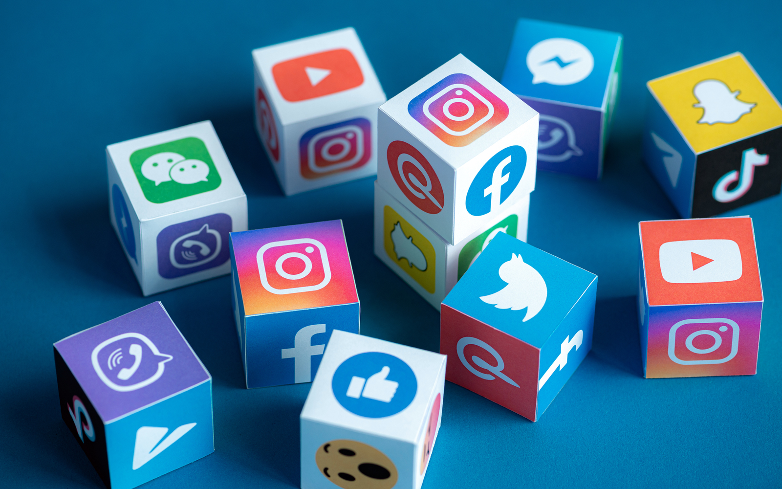 Most Important Cam Girl Tips You Need to Know Now 5 blocks with social media images on each side, cam girl social media, social media rules