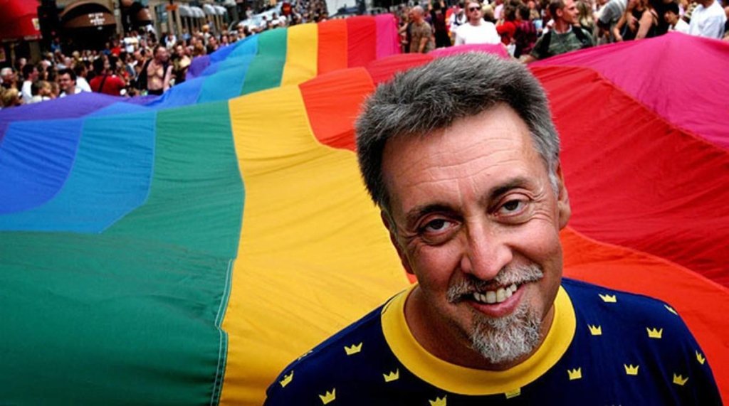 Gilbert Baker, creator of the gay pride rainbow flag, during a demonstration in Stockholm in 2003.