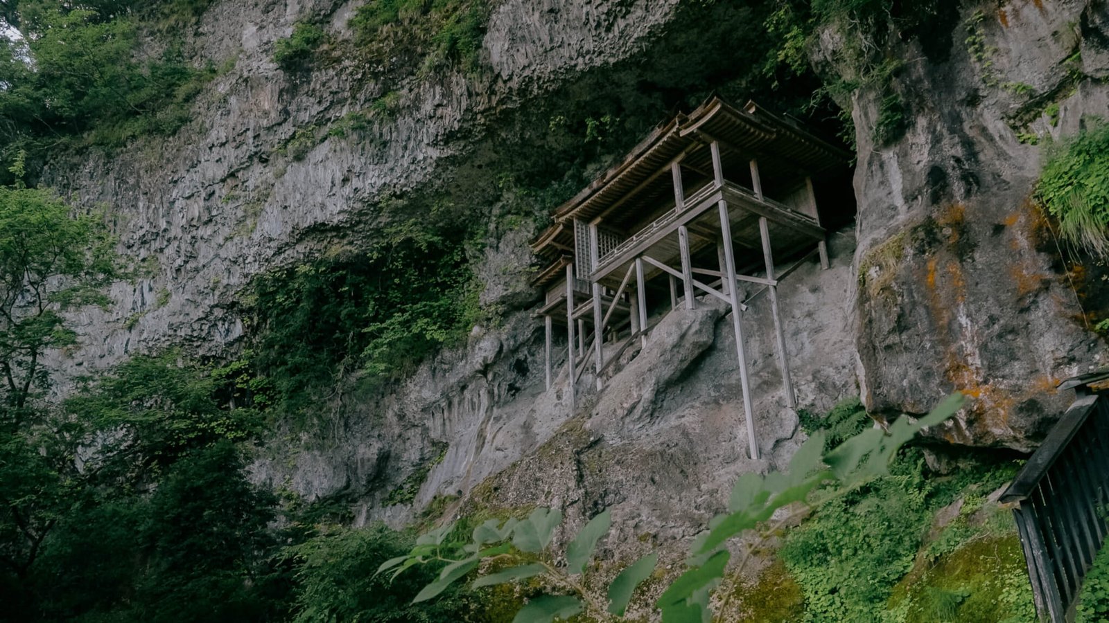 Experience the mysterious beauty of Tottori on a private jet