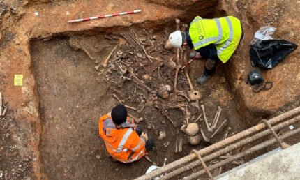 Massive burials discovered in Leicester Cathedral in the 12th century——