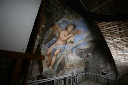 Electricians were discovered in the 17th century. Mural behind the trap door of the villa