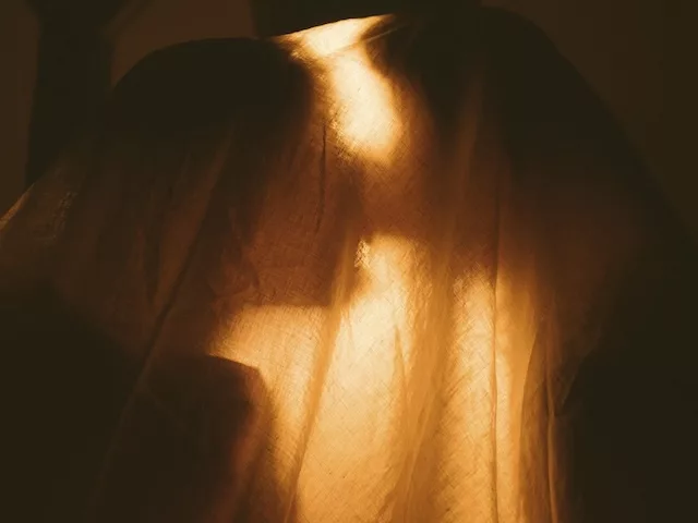 Is it sexually healthy? Men and women kiss.