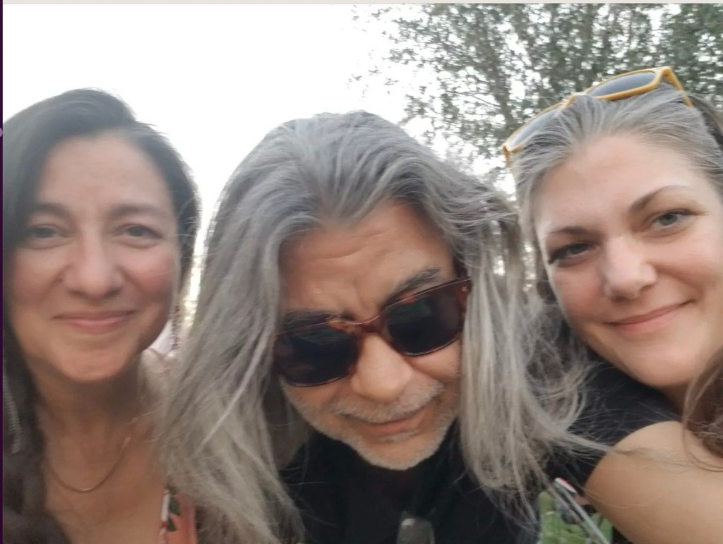 Blanca, Phillip and Delain take photos