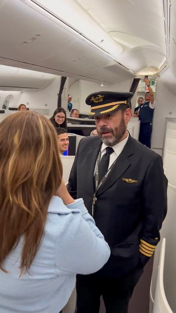 A flight Mexico pilot proposes to his girlfriend