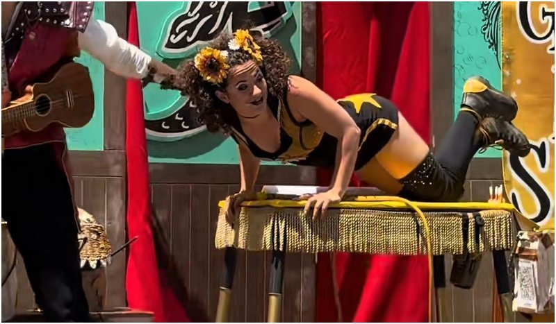 Comedy performers completely collapse after audience comedy comments