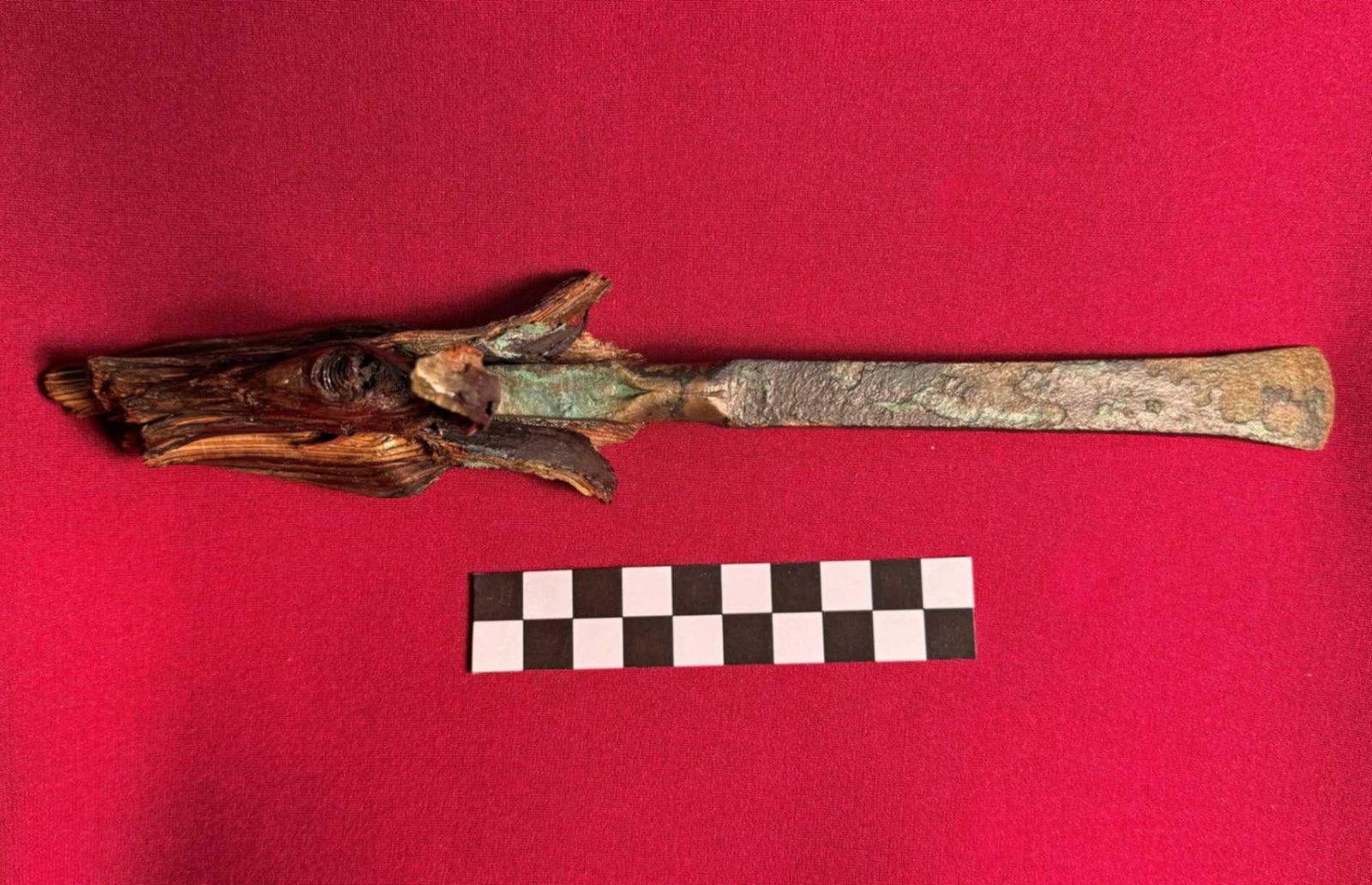 Bronze Age wooden-handled chisel found in cave –