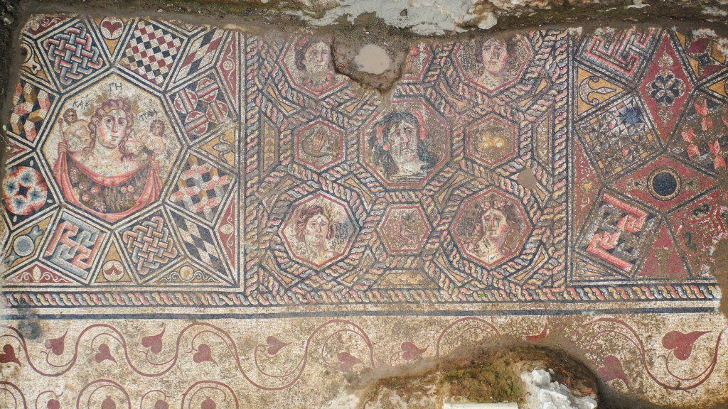 Anthropomorphic lake mosaic with crab claw hairpins